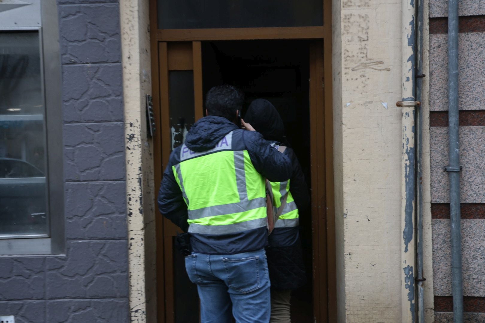 Desalojado y tapiado: adiós al edificio okupa de la calle Aguado, en Gijón