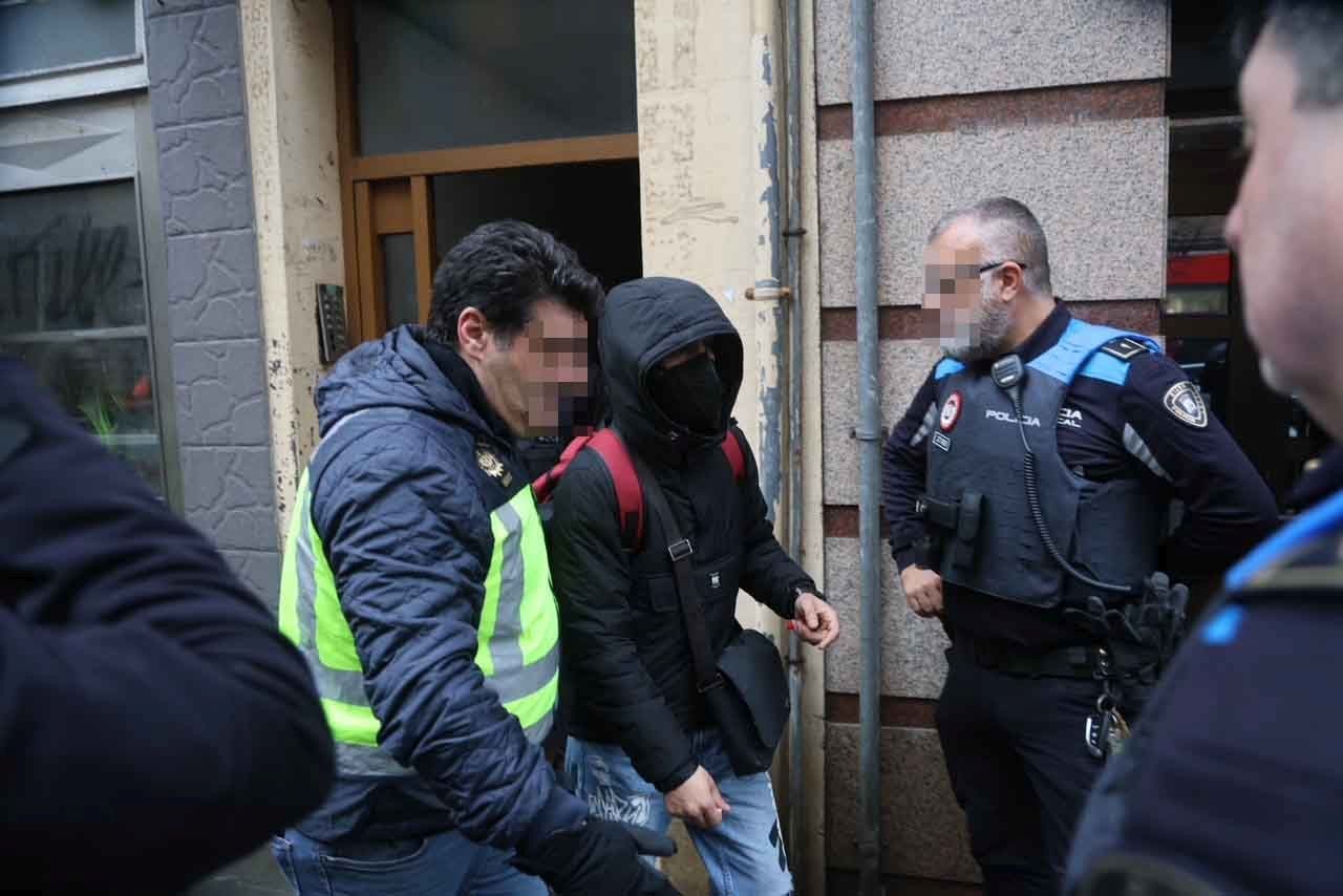 Desalojado y tapiado: adiós al edificio okupa de la calle Aguado, en Gijón