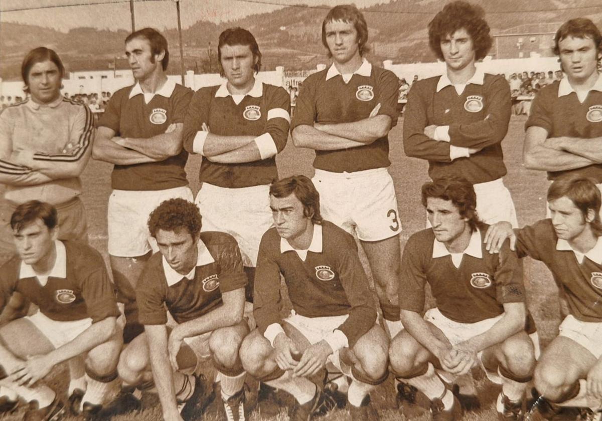 Ensidesa de la temporada 75-76, en Segunda División. Arriba: Lombardía, Vallina, Quirós, Esteban, Atucha y Raya. Abajo: Antolín, Arraiz, José Aurelio, Luis Gabriel y Javi.