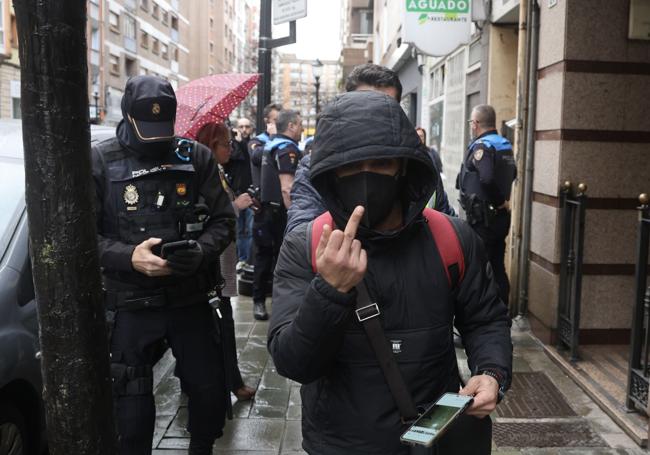 El hombre que aún se encontraba en el interior del edificio desalojado en Gijón.