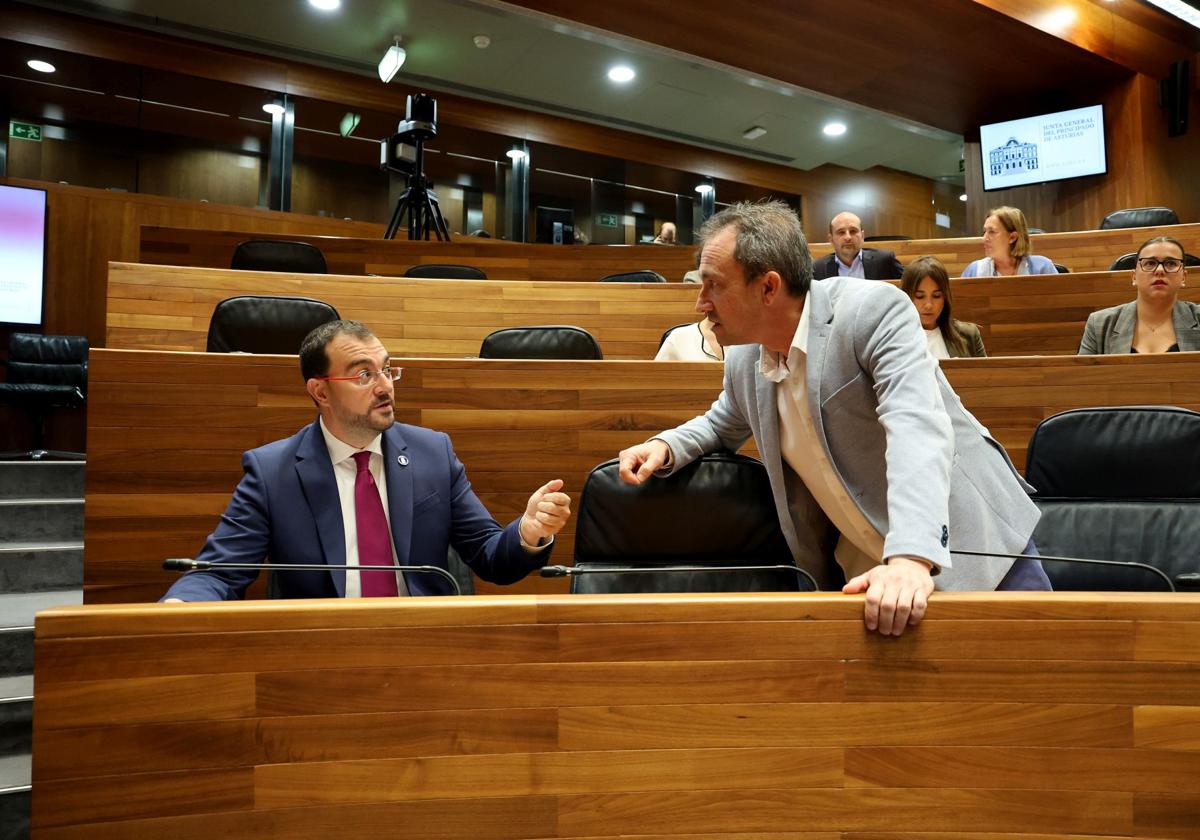 El presidente, Adrián Barbón, conversa con su consejero y líder de IU-Convocatoria, Ovidio Zapico.