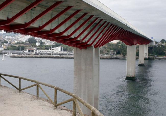 El puente de Los Santos salva la ría del Eo entre Asturias y Galicia.