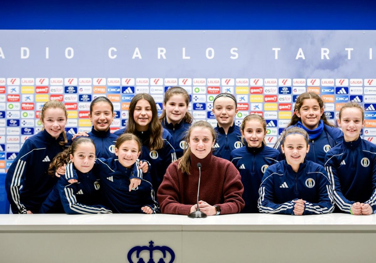 Andrea Suárez rodeada por un grupo de jugadoras de las categorías inferiores.