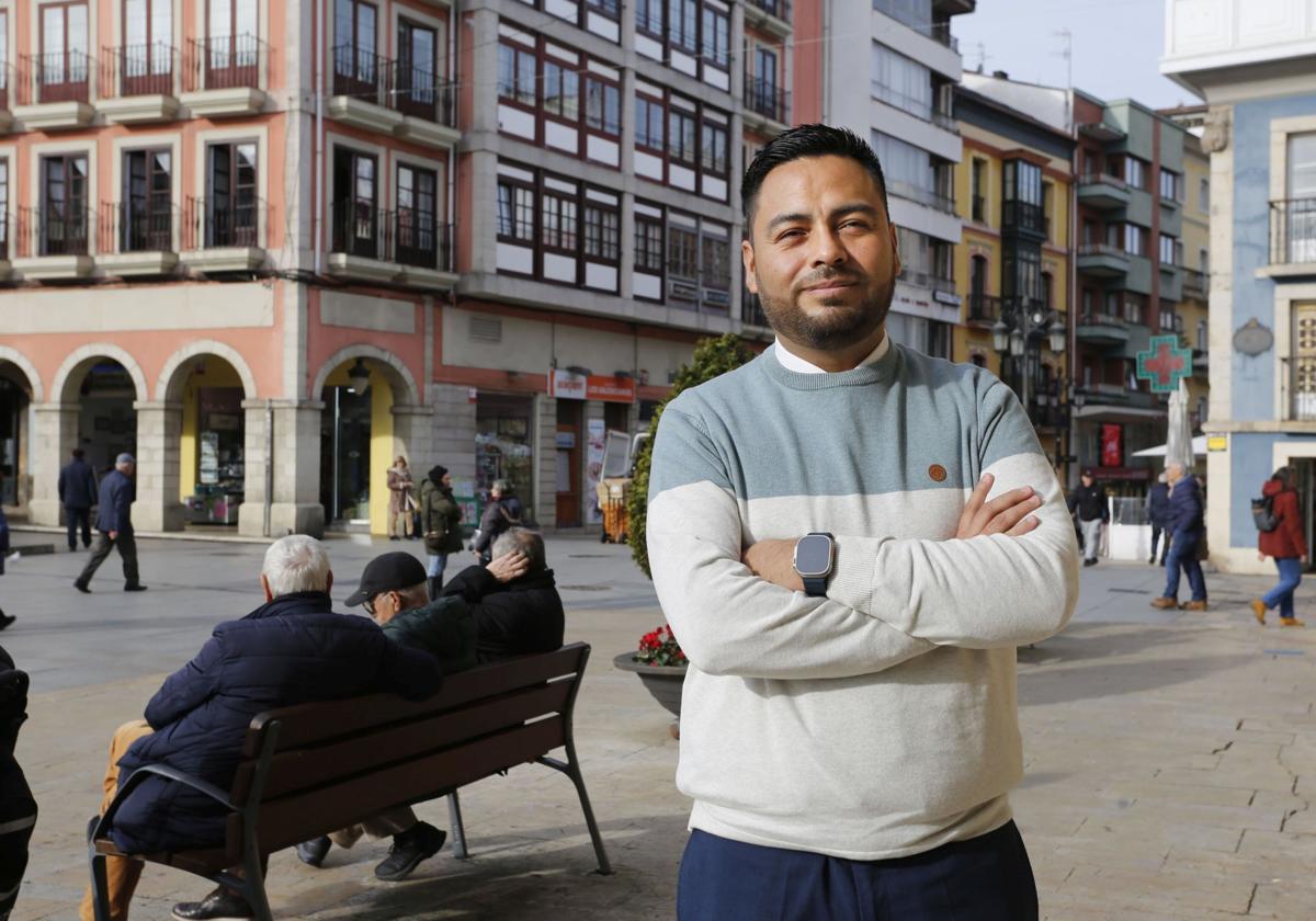 Alberto Amaro Jordán, en la Plaza de España de Avilés.