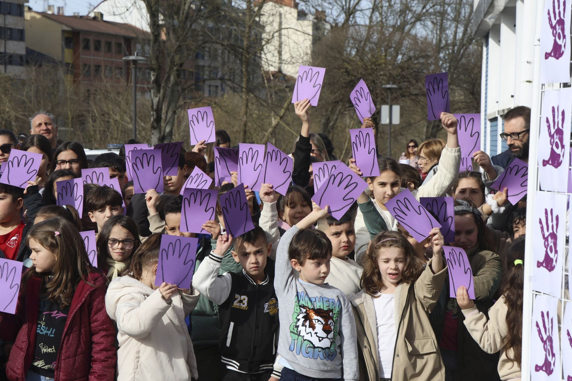 Clamor entre los niños de Langreo contra el crimen de Karilenia