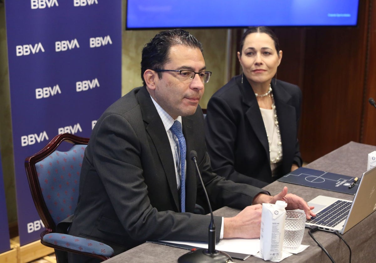 Miguel Cardoso y Guadalupe Hernández, en la presentación del informe sobre la economía asturiana de BBVA Research, en Oviedo.