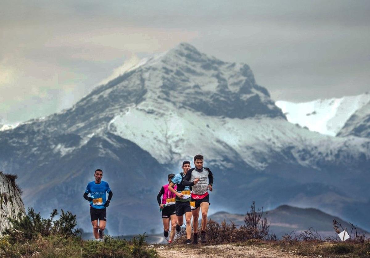 Participantes en una de las pasadas ediciones de la Kangas Mountain, que cumple once años.