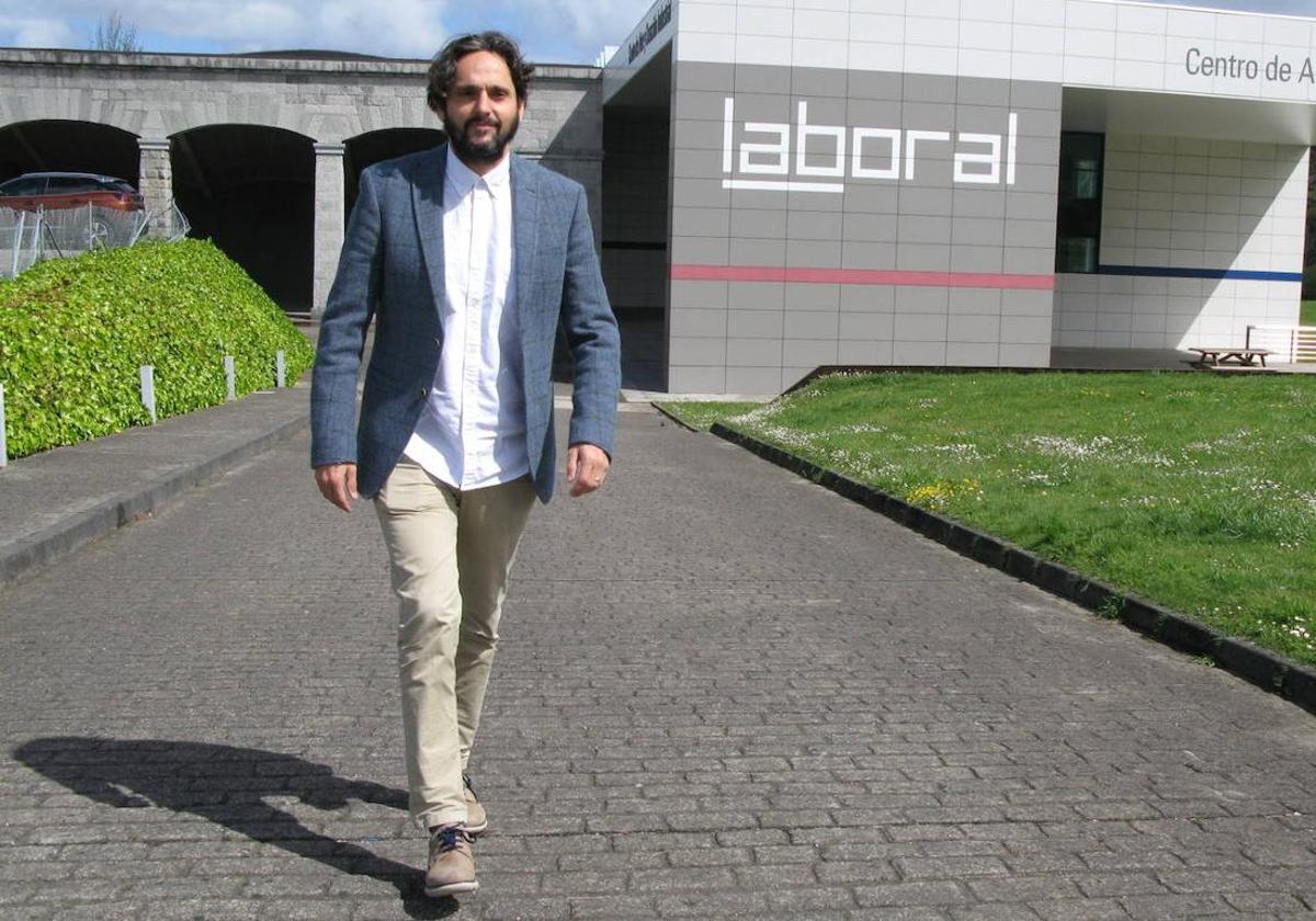 Pablo Desoto, exdirector de Laboral Centro de Arte, ante el gigante blanco de Cabueñes.