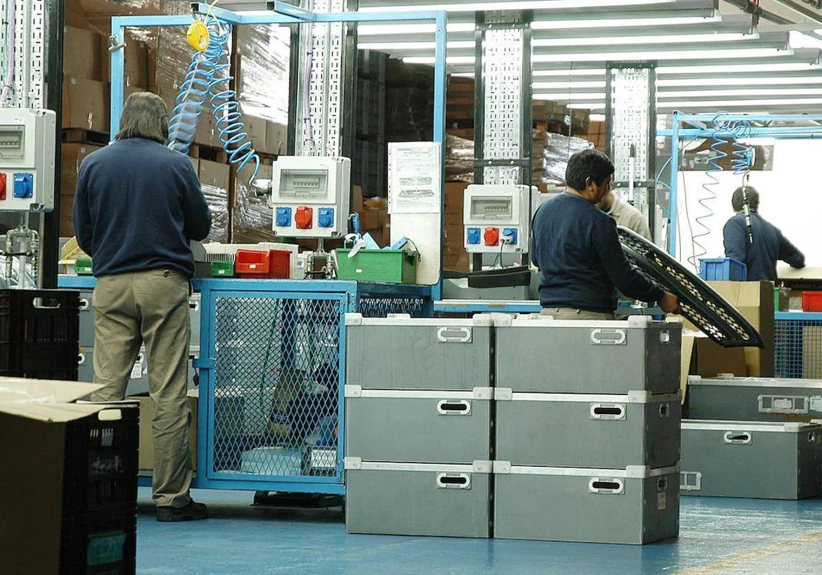 Trabajadores en un almacén.