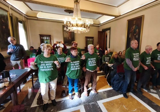 Los vecinos de la zona este, ataviados con camisetas verdes, antes de ser desalojados del Pleno.