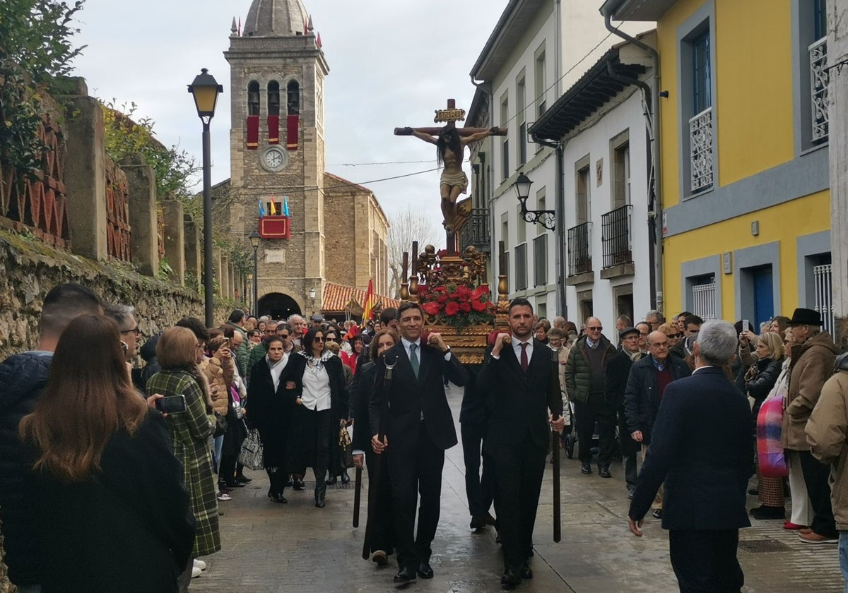 Procesión religiosa de la fiesta del Santísimo Cristo del Socorro, a su paso por la calle Riba de Luanco