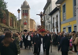 Procesión religiosa de la fiesta del Santísimo Cristo del Socorro, a su paso por la calle Riba de Luanco