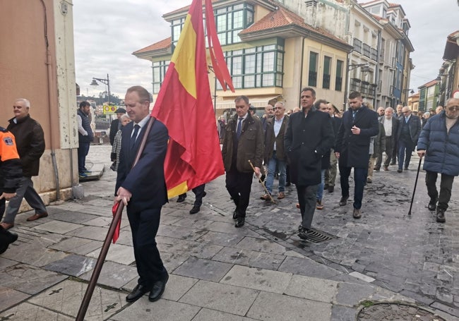 La procesión cívica a su paso por el muelle, con el alcalde Jorge Suárez y el pregonero Miguel García a la cabeza.