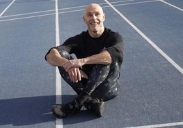 Ricardo Menéndez, ayer, en la pista de atletismo de Las Mestas, antes de su entrenamiento.