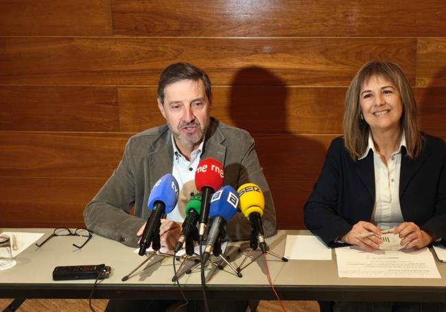 Carlos Fernández Llaneza y Marisa Ponga, durante la presentación del informe de pobreza.