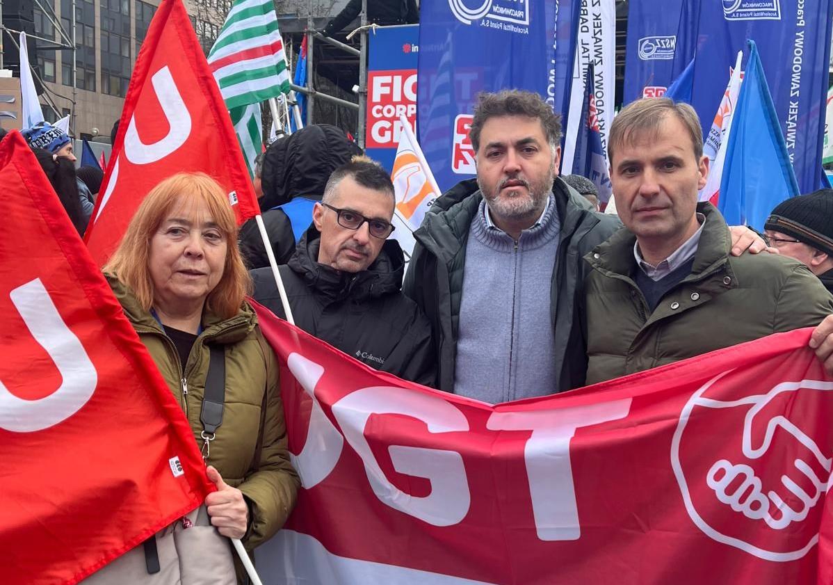 Imagen principal - La responsable de UGT en Bruselas, Isabel Caño; José María Piñero, colaborador del sindicato; el eurodiputado Jonás Fernandez y el secretario del sector siderometalúrgico de UGT-FICA, el asturiano Raúl Cueto, así como diferentes momentos de la protesta.