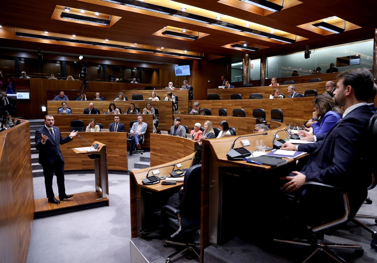 El presidente de Asturias, Adrián Barbón, dirigiéndose desde la tribuna al líder del PP, Álvaro Queipo, en un pleno de septiembre.