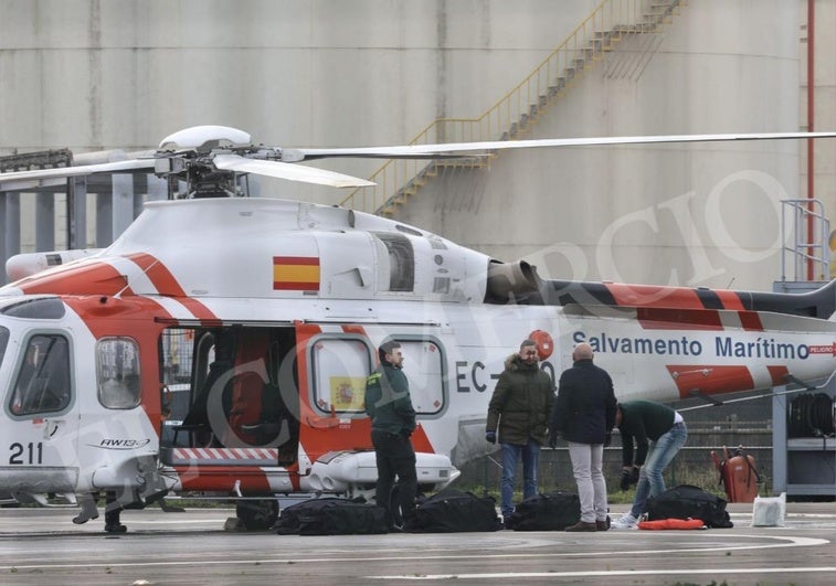 Fardos de cocaína en bolsas negras al pie del Helimer en el puerto de Gijón.