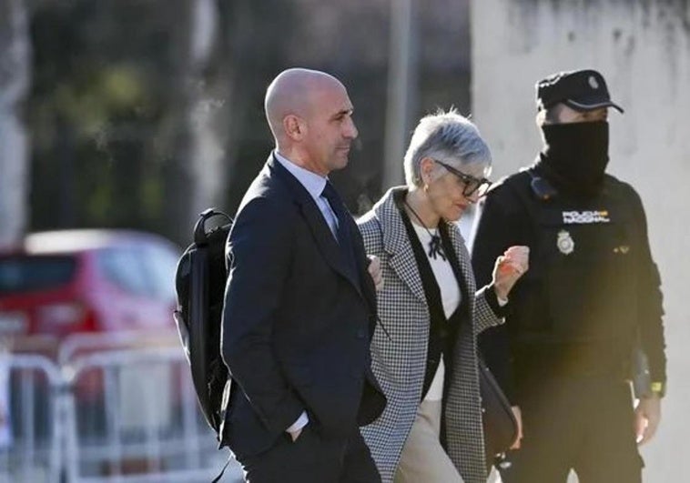 El expresidente de la Real Federación Española de Fútbol (RFEF) Luis Rubiales, a su llegada este miércoles a la sede de la Audiencia Nacional en San Fernando de Henares, en la tercera jornada del juicio por agresión sexual y coacciones a la futbolista Jenni Hermoso.