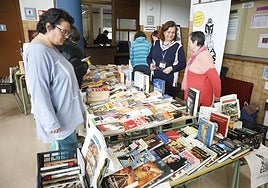 El mercadillo solidario esta mañana en la Escuela de Idiomas.