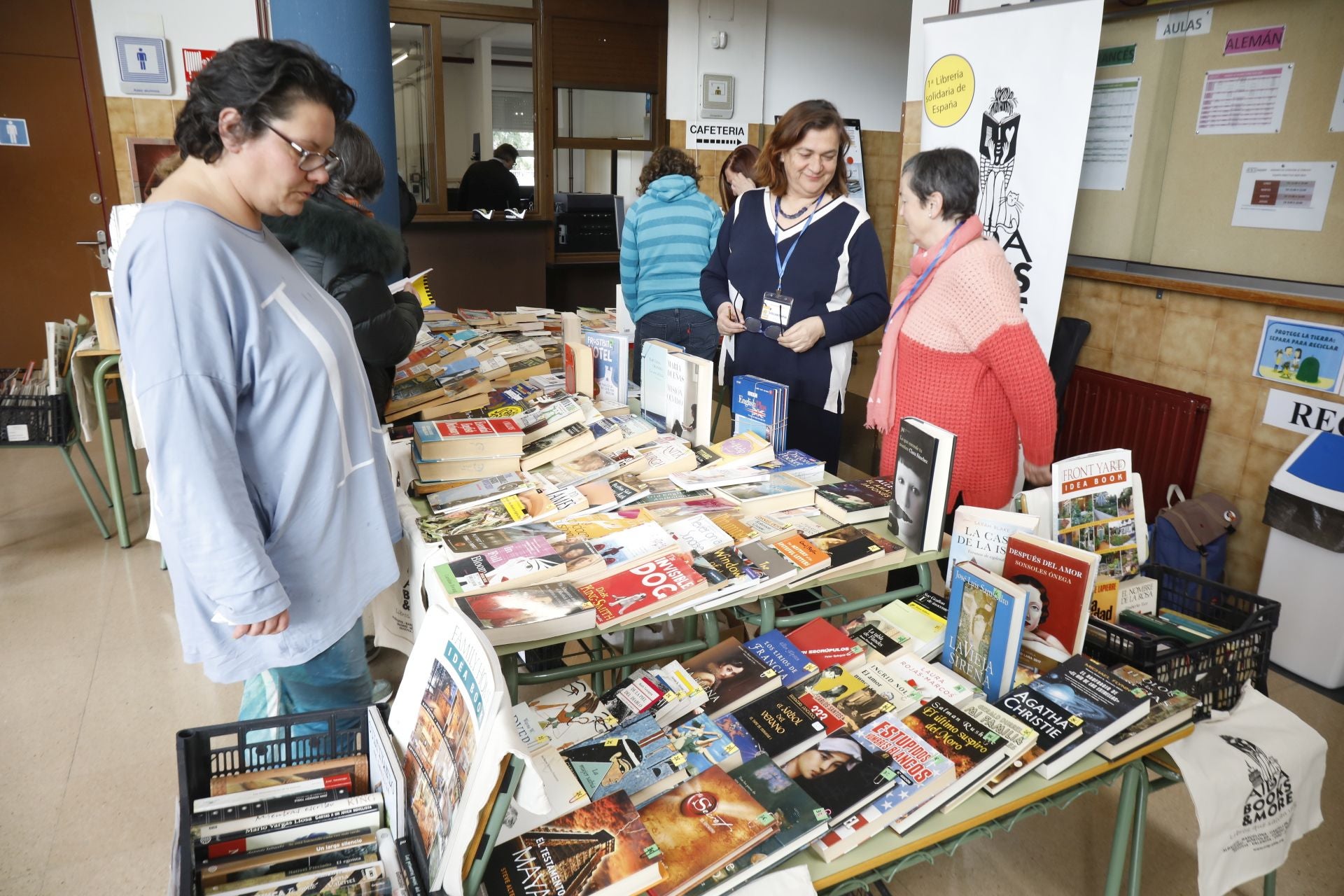 El mercadillo solidario esta mañana en la Escuela de Idiomas.