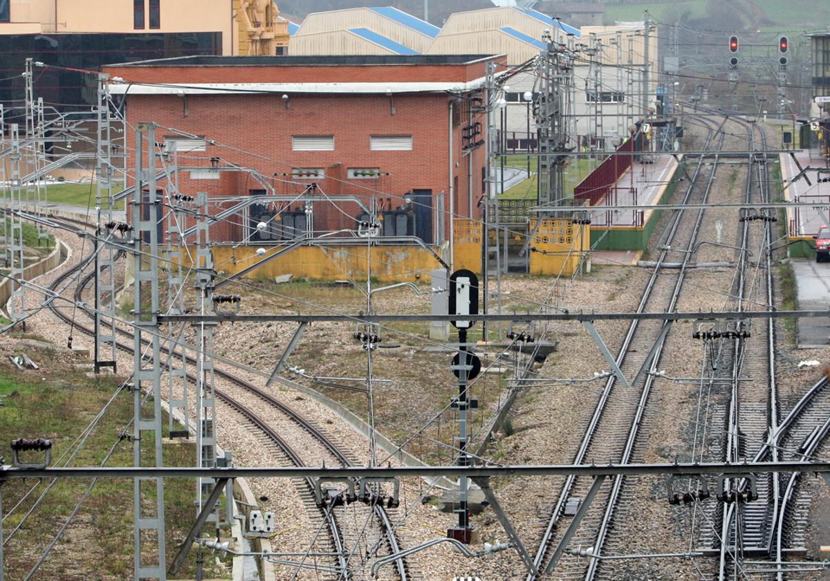 Estación de ferrocarril, de Feve, de El Berrón. A la izquierda el ramal ferroviario de conexión entre Gijón y Pola de Siero.