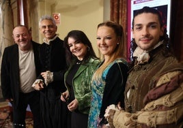 Flanqueando a la concejala de Cultura, Yolanda Alonso, Silvia Villaú (directora y protagonista), Giampaolo Picucci (Romeo) y Antonio Ródenas (William Shakespeare) y el productor Tomás Padilla, en el foyer del Teatro Palacio Valdés.