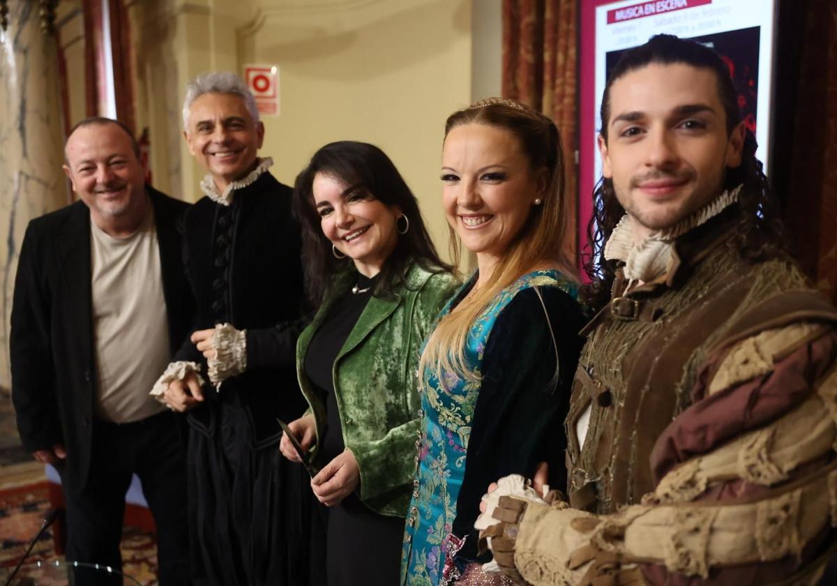 Flanqueando a la concejala de Cultura, Yolanda Alonso, Silvia Villaú (directora y protagonista), Giampaolo Picucci (Romeo) y Antonio Ródenas (William Shakespeare) y el productor Tomás Padilla, en el foyer del Teatro Palacio Valdés.