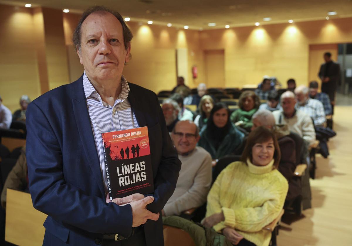 Fernando Rueda, con su libro 'Líneas Rojas' delante de sus lectores y seguidores.