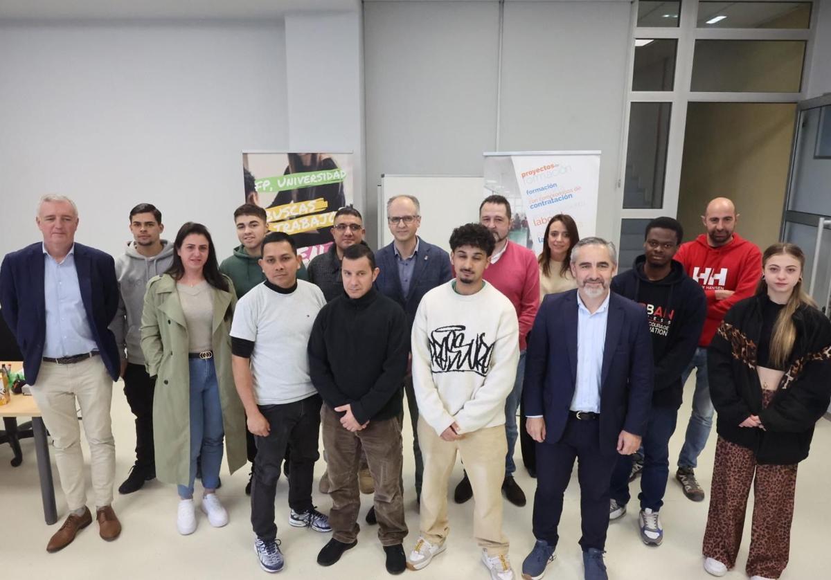 Autoridades organizadoras del curso y alumnado, en un aula del Centro de Empleo de Europa, en Avilés.