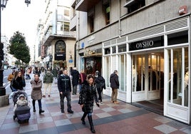 La calle Uría, el principal eje comercial de Oviedo.