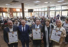 José Basilio García, Alfredo Canteli y Mayte Gonzalo, con sus diplomas, junto a Justo García Castrillón y Mariví Montesrín.