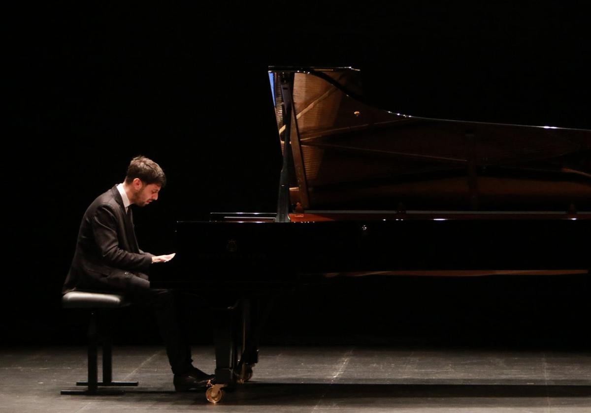 El pianista Franco Broggi, durante el recital que ofreció anoche en Gijón, de mano de la Sociedad Filarmónica.