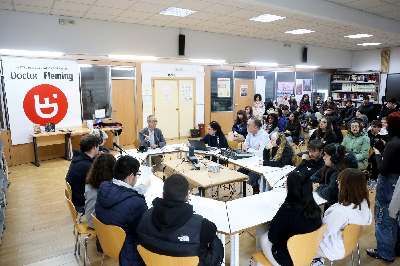 Antonio Blanco, en la radio del IES Doctor Fleming, con los alumnos.