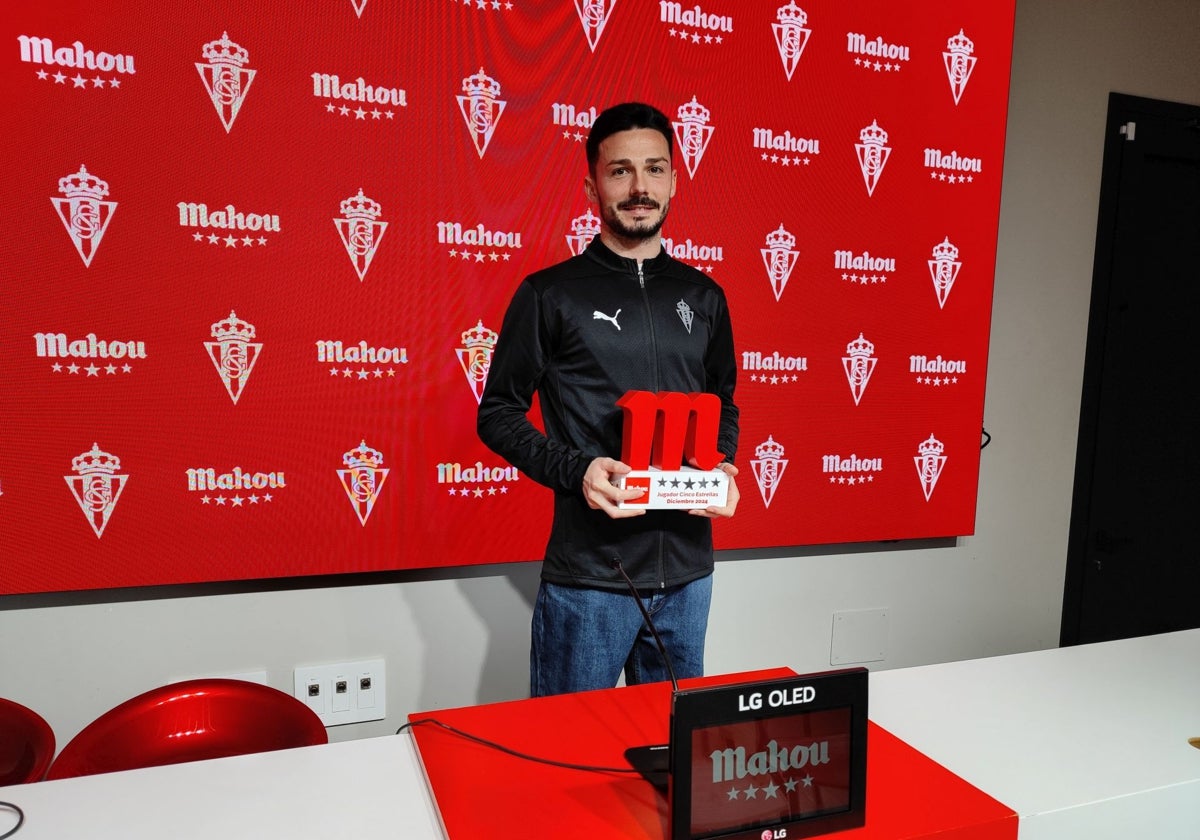 Nico Serrano, este mediodía, con el premio al Jugador Cinco Estrellas de Mahou.