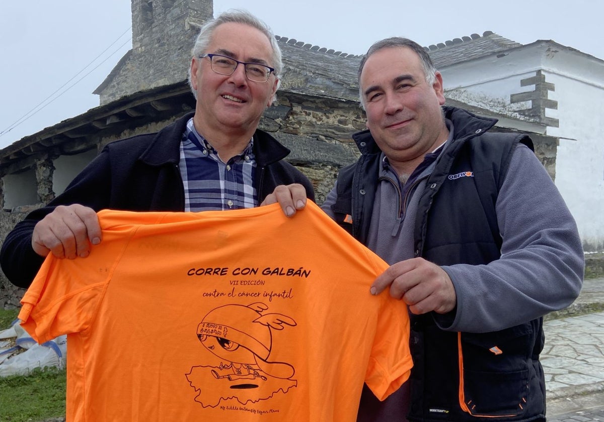 Dos concejales de Pesoz, con la camiseta de esta edición de la Carrera Galbán, ante la Iglesia de Santiago de la capital