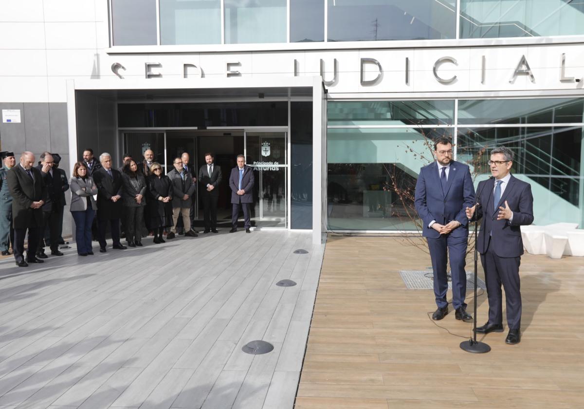 Adrián Barbón y Félix Bolaños, a las puertas del nuevo Palacio Judicial de Langreo.