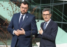 Félix Bolaños, durante su intervención en Langreo, junto a Adrián Barbón.