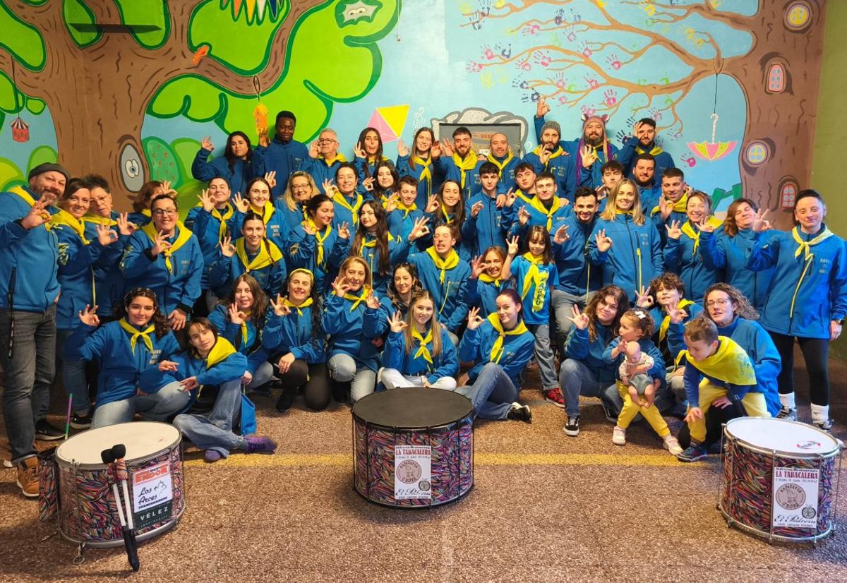 La charanga Xaréu Nel Ñeru del Antroxu de Gijón, en uno de sus ensayos en el colegio público de Jove; el resto del trabajo lo hace en su local El Ñeru.