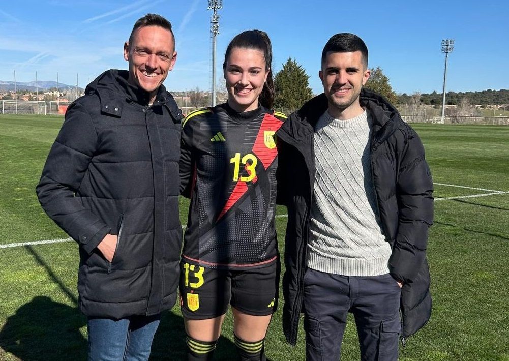 Isa, entre Sergio Nieto, director de Metodología y Análisis, y Dani Lozano, responsable del Área de Portería del Real Avilés femenino.