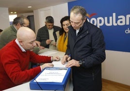 José Manuel del Pino entrega sus avales a Rodrigo Pintueles, presidente del comité organizador del congreso extraordinario del PP de Gijón.