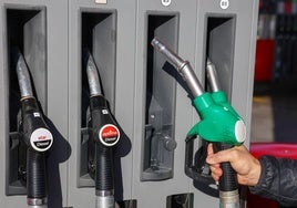 Una persona echa combustible.