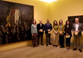 Sonia Pérez Siquier, Gabino Busto, David Álvarez, Leyre Bozal, Gloria Pérez Siquier, Sara Moro y Pablo León posan en una de las salas dedicadas a Gutiérrez Solana.