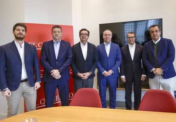 Carlos García-Ovies (moderador), Ramón Ángel González, Julio Zapico, Marcos Lamas, José Manuel Laya e Ignacio del Río .