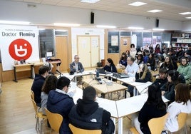 Antonio Blanco, en la radio del IES Doctor Fleming, con los alumnos.