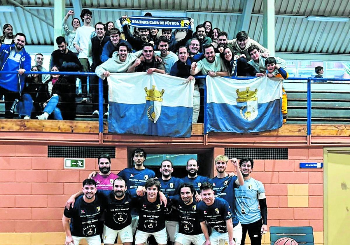 Los jugadores del Salinas celebran una victoria con su público.