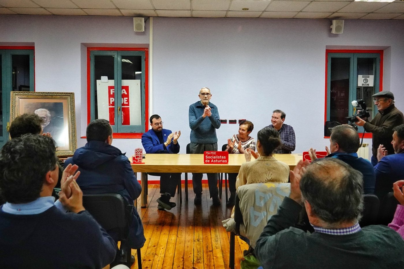 Pablo García (centro), acompañado de su esposa, Loli Alas, del presidente del Principado, Adrián Barbón, (izquierda) y del secretario general del PSOE de Laviana, Roberto Petón Fernández.