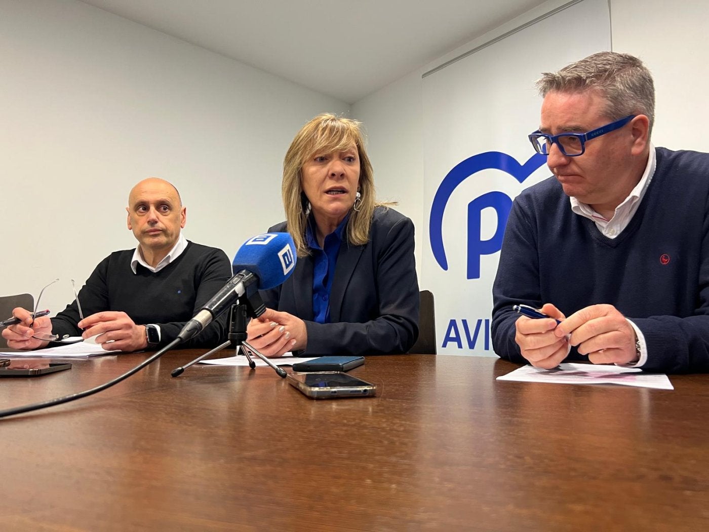 Esther Llamazares entre los concejales Pablo Emilio Menéndez y Jorge García.