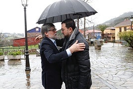 El alcalde de Illas, Alberto Tirador, saluda al presidente del Gobierno, Adrián Barbón, antes del consejo de gobierno celebrado ayer en el Ayuntamiento de Illas.