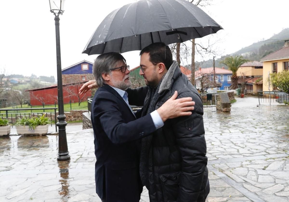 El alcalde de Illas, Alberto Tirador, saluda al presidente del Gobierno, Adrián Barbón, antes del consejo de gobierno celebrado ayer en el Ayuntamiento de Illas.